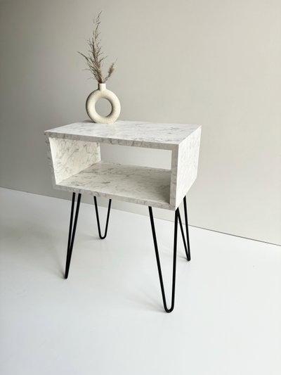 Mesa De Luz Simil Marmol Carrara | Nórdica Patas Hairpin negras