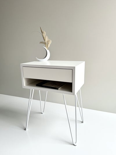 Mesa De Luz Blanca Minimalista Con Cajon Y Patas Hairpin