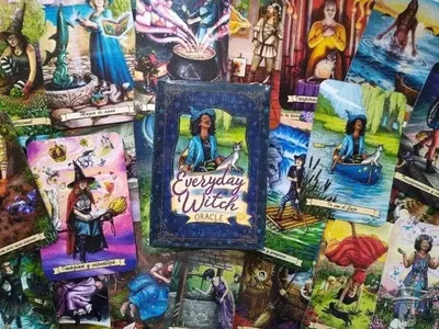 EVERYDAY WITCH BRUJA ORACULO EN STOCK