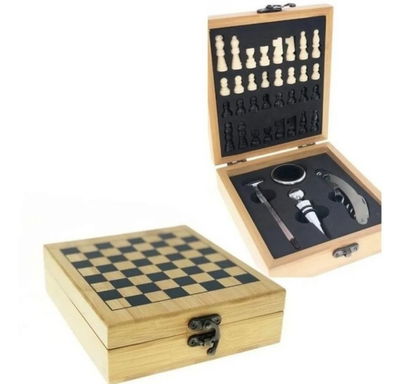 Set de vino con piezas y tablero de AJEDREZ en caja blanca (643-16)