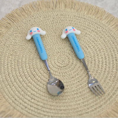 Set de cubiertos CINNAMOROLL tenedor y cuchara de acero en bolsita