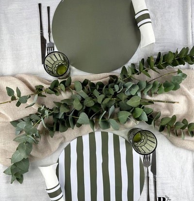 Plato de sitio de papel combinado verde oliva x24 unidades (12 rayados y 12 lisos)