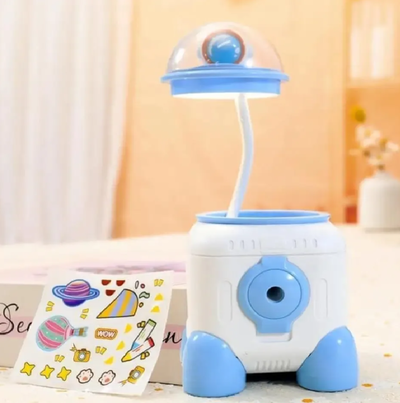 Lámpara LED recargable ASTRONAUTA NAVE con porta lápices y sacapuntas (Q1014)