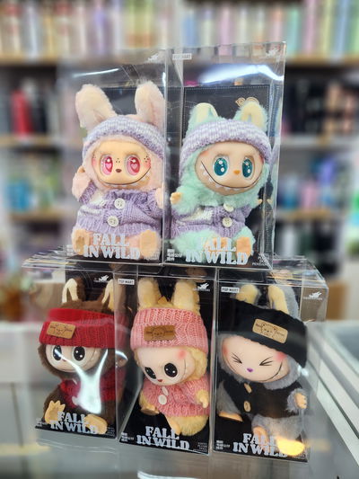 Muñeco LABUBU CON ROPA 15cm en caja transparente