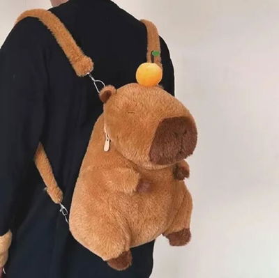 Mochila peluche CAPIBARA CON NARANJA