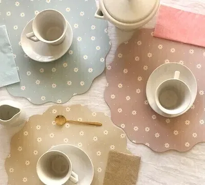 Plato de sitio de papel Margaritas CELESTE PASTEL x6 unidades