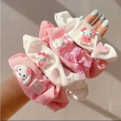 Scrunchie colita Sanrio con aplique x1 unidad