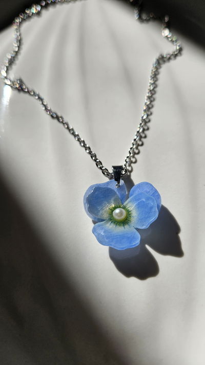 COLLAR PENSAMIENTO AZUL CIELO 