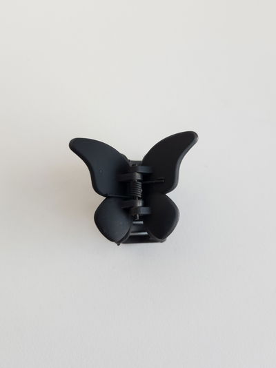 BROCHE MARIPOSA NEGRO MATTE