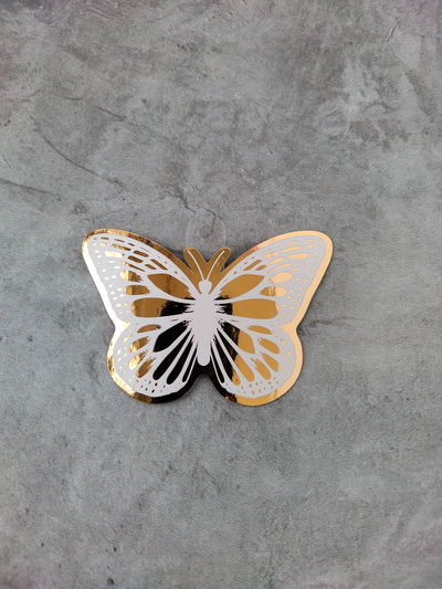 Mariposa blanca - dorado