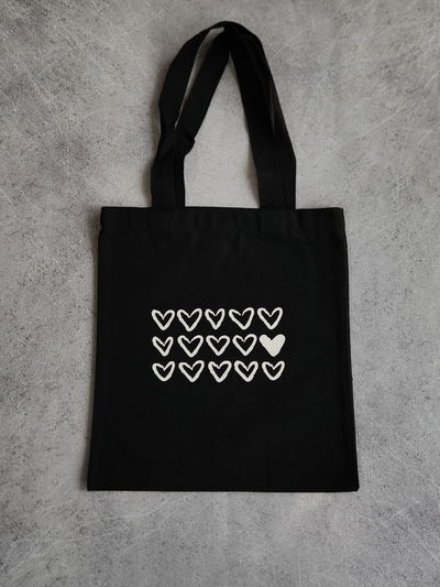 TOTE BAG CORAZONES NEGRA