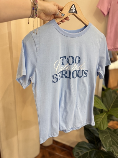 Remera Serious Celeste