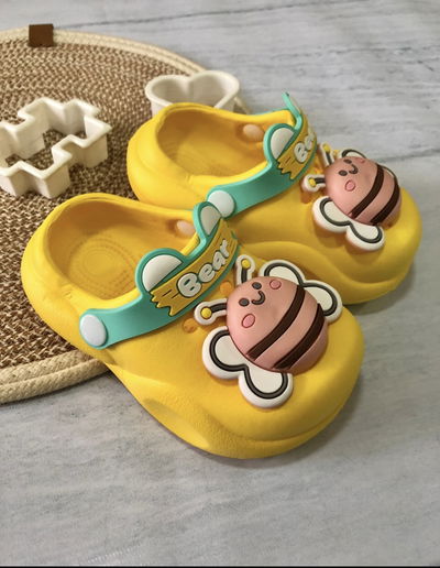 Crocs abejita 