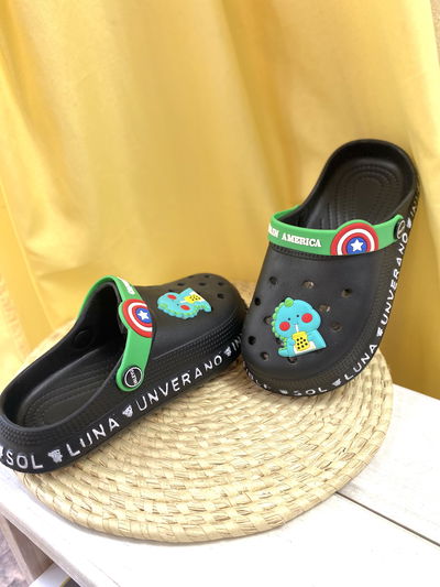 crocs con pines