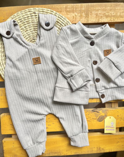 conjunto jardinero y saquito 