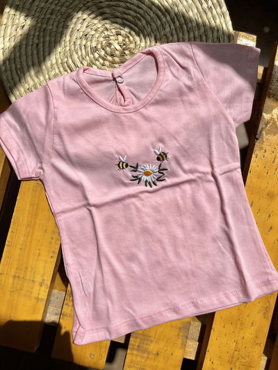 Remera abejita bordada
