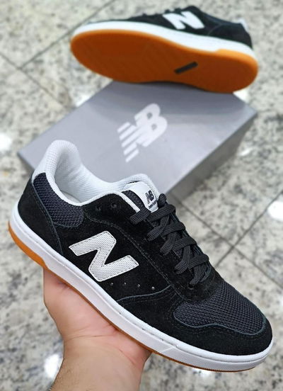 New Balance negra