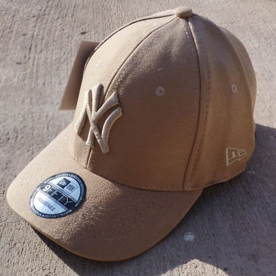 GORRA CERRADA NY BEIGE