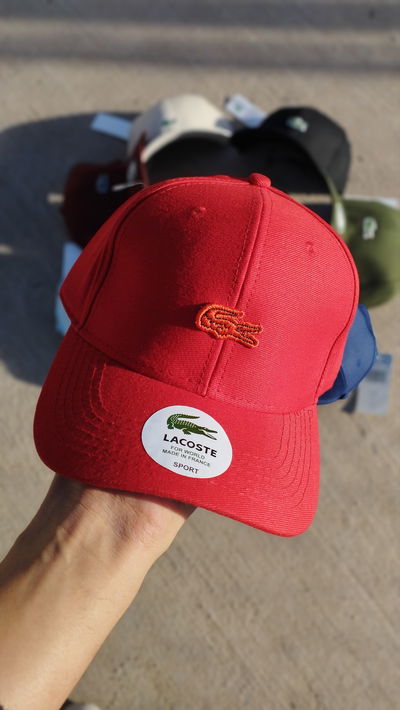 GORRA LACOSTE ROJA