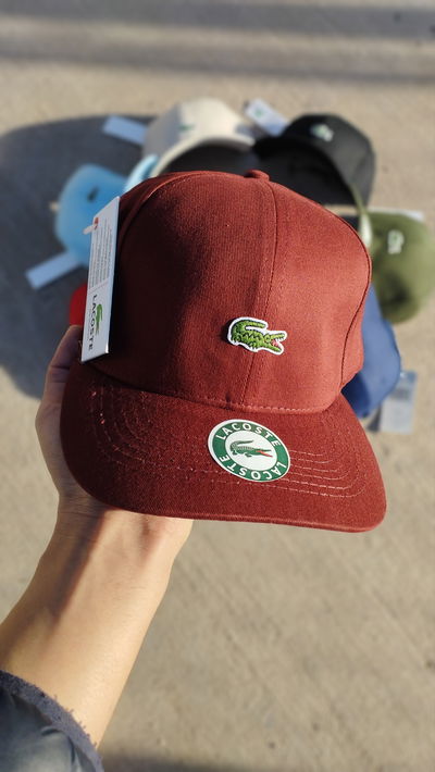 GORRA LACOSTE BORDO
