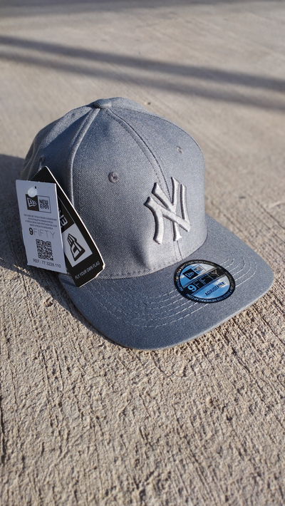 GORRA CERRADA NY GRIS