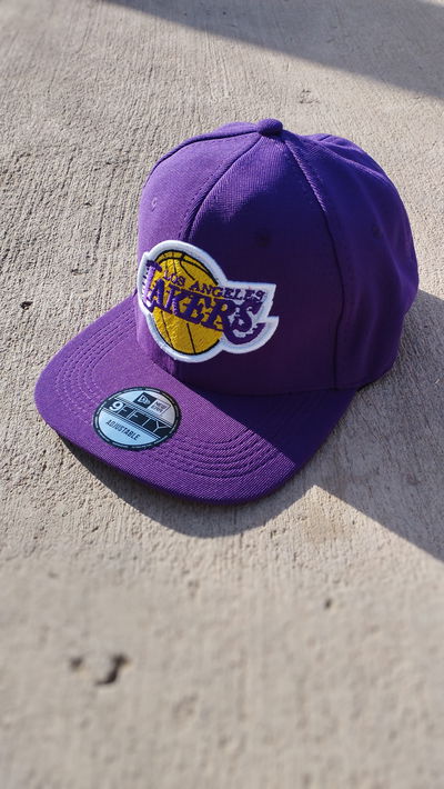 GORRA LAKERS VIOLETA 
