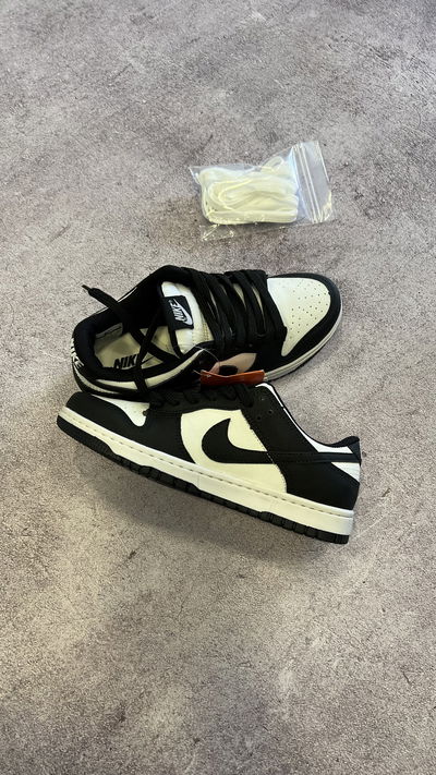 NIKE SB DUNK LOW PANDA