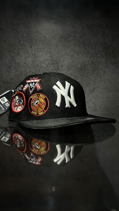 GORRA CERRADA NY PARCHES NEGRO