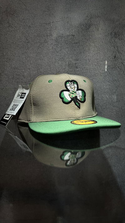 GORRA CERRADA CELTICS MARRÓN/VERDE