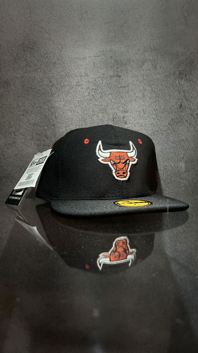 GORRA CERRADA BULLS NEGRA
