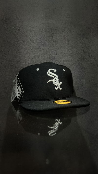 GORRA CERRADA SOX NEGRA