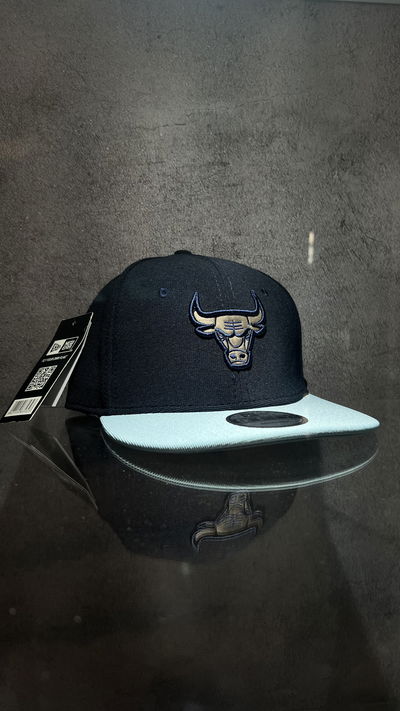 GORRA CERRADA BULLS AZUL/CELESTE