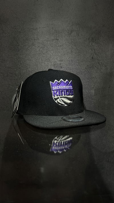 GORRA CERRADA SACRAMENTO NEGRA 