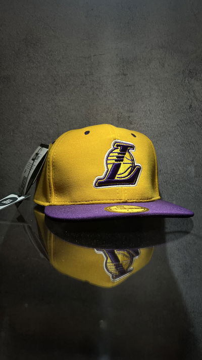 GORRA CERRADA LAKERS AMARILLO/VIOLETA