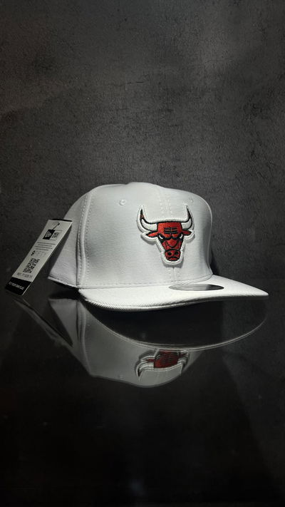 GORRA CERRADA BULLS BLANCA