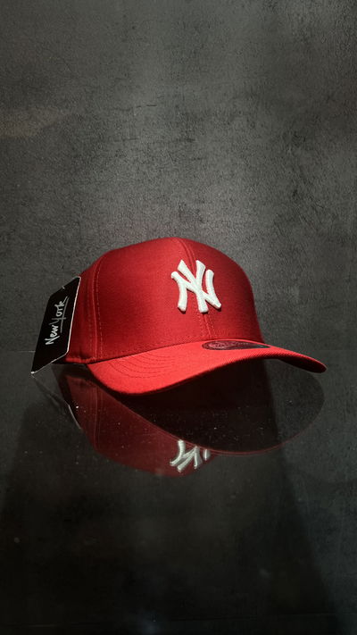 GORRA CERRADA NY ROJA CURVA 