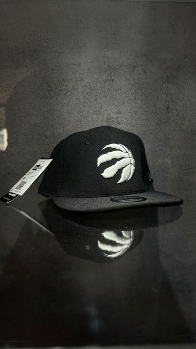 GORRA CERRADA TORONTO NEGRA 
