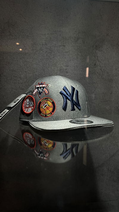 GORRA CERRADA NY PARCHES GRIS CLARO