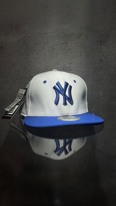 GORRA CERRADA NY BLANCA/AZUL