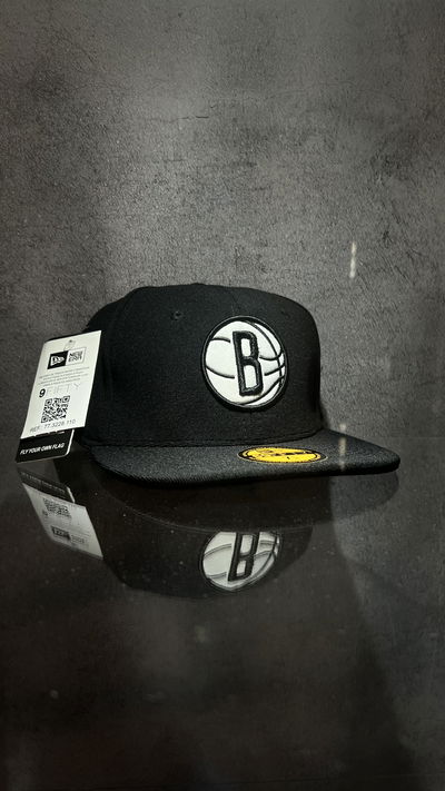 GORRA CERRADA BROOKLYN NEGRA