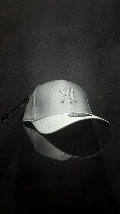 GORRA CERRADA NY BLANCA CURVA 