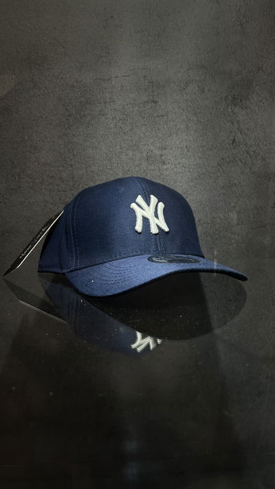 GORRA CERRADA NY BLANCA AZUL