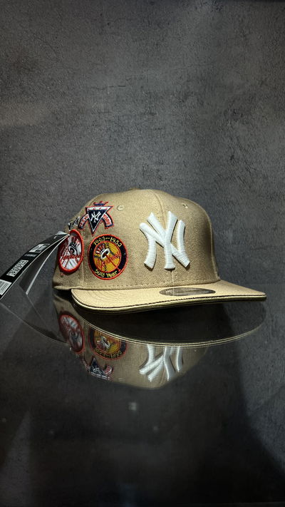 GORRA CERRADA NY PARCHES BEIGE 