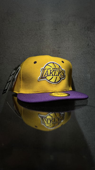 GORRA CERRADA LAKERS AMARILLO/VIOLETA