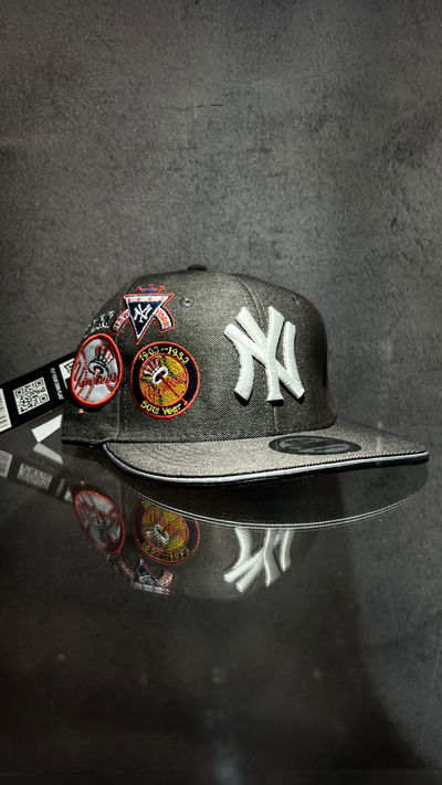 GORRA CERRADA NY PARCHES GRIS OSCURO 