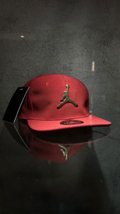GORRA CERRADA JORDAN ROJA