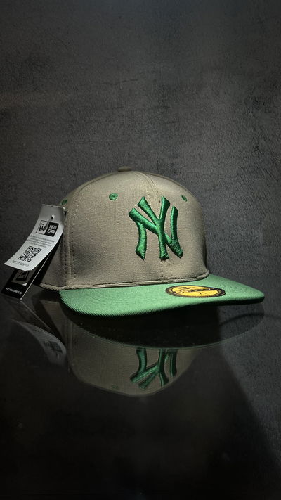 GORRA CERRADA NY MARRÓN/VERDE