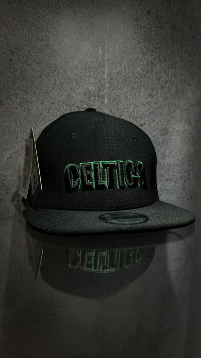 GORRA CERRADA CELTICS NEGRA