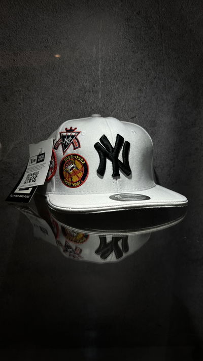 GORRA CERRADA NY PARCHES BLANCO