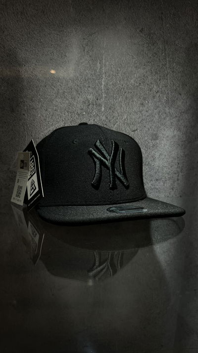 GORRA CERRADA NY NEGRA 